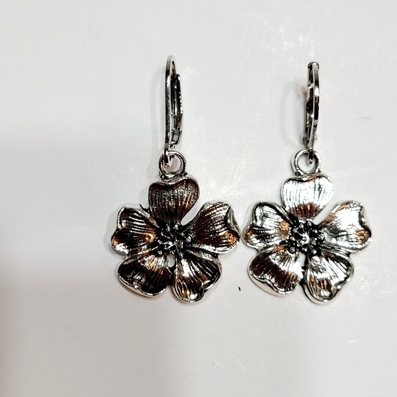 NWOT Womens Vintage Ĥoop Earrings Retro Flower Design For Female - Picture 6 of 6